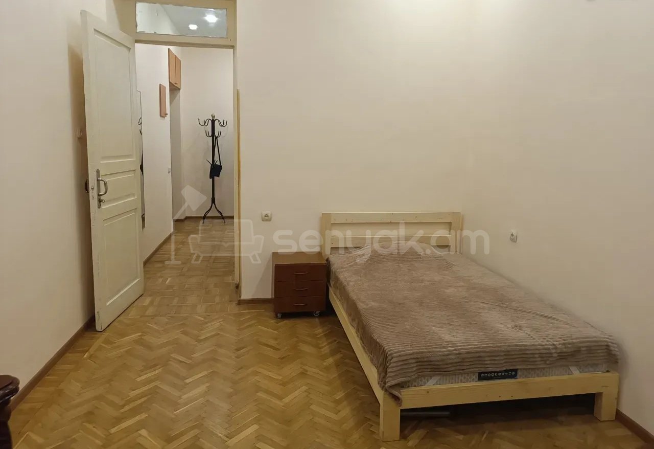 1 Սենյականոց Բնակարան Քարե Շենքում, 32քմ, 3/4 հարկ, Կապիտալ Վերանորոգված, Կահավորված