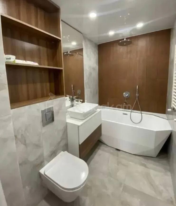 3 Սենյականոց Բնակարան Քարե Շենքում, 90քմ, 3/5 հարկ, Դիզայներական Վերանորոգված, Կահավորված