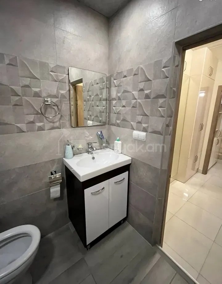 2 Սենյականոց Բնակարան Քարե Շենքում, 52քմ, 3/4 հարկ, Կապիտալ Վերանորոգված