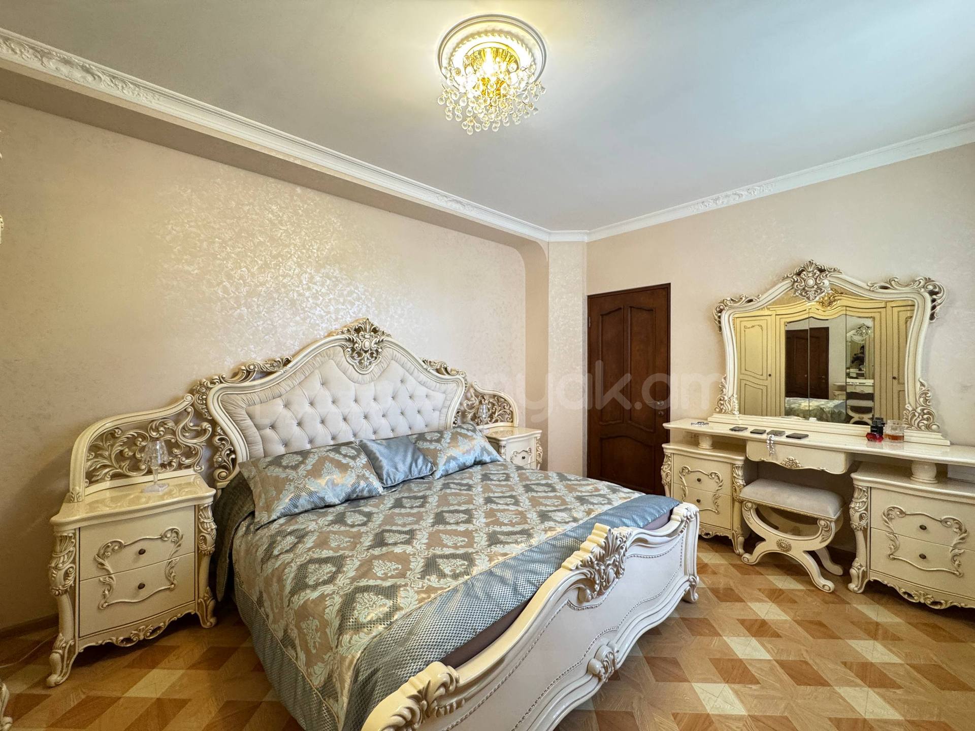 3 Սենյականոց Բնակարան Քարե Շենքում, 130քմ, 1/5 հարկ, Կապիտալ Վերանորոգված, Կահավորված, Արևկող