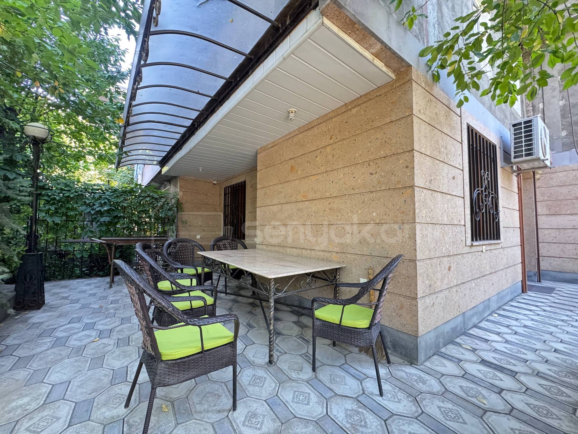 3 Սենյականոց Բնակարան Քարե Շենքում, 130քմ, 1/5 հարկ, Կապիտալ Վերանորոգված, Կահավորված, Արևկող