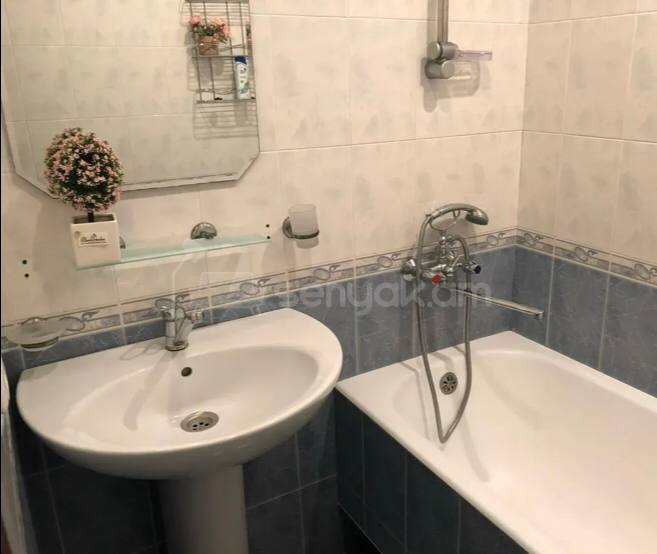 4 Սենյականոց Բնակարան Քարե Շենքում, 96քմ, 2/4 հարկ, Կոսմետիկ Վերանորոգված, Կահավորված