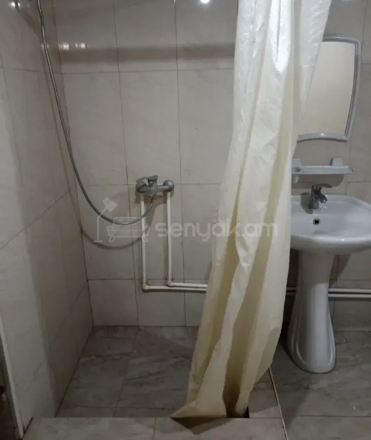 3 Սենյականոց Բնակարան Քարե Շենքում, 78քմ, 2/2 հարկ, Նորմալ Վիճակում, Կահավորված