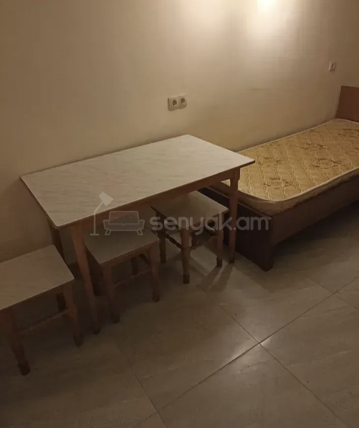 3 Սենյականոց Բնակարան Քարե Շենքում, 78քմ, 2/2 հարկ, Նորմալ Վիճակում, Կահավորված
