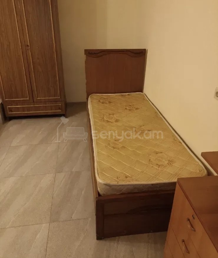 3 Սենյականոց Բնակարան Քարե Շենքում, 78քմ, 2/2 հարկ, Նորմալ Վիճակում, Կահավորված