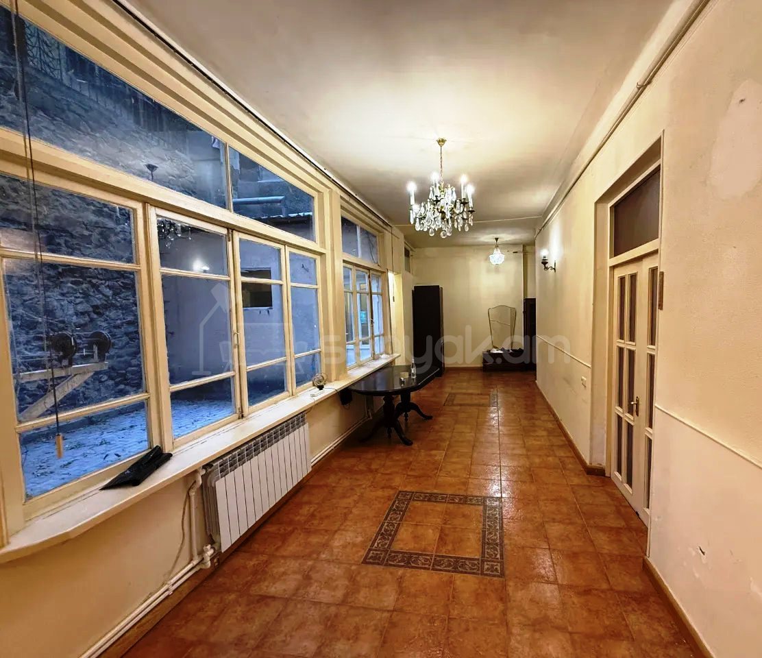 3 Սենյականոց Բնակարան, 140քմ, 1/3 հարկ, Կոսմետիկ Վերանորոգված