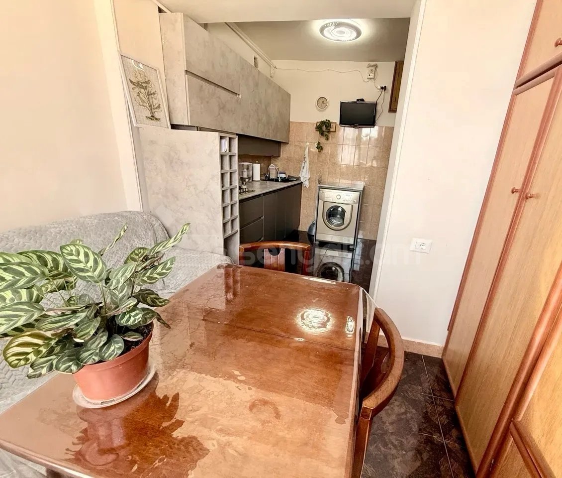2 Սենյականոց Բնակարան Քարե Շենքում, 43քմ, 5/5 հարկ, Կապիտալ Վերանորոգված