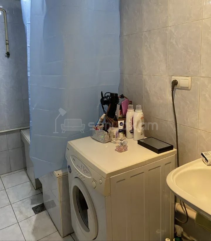 3 Սենյականոց Բնակարան Քարե Շենքում, 78քմ, 2/2 հարկ, Նորմալ Վիճակում, Կահավորված
