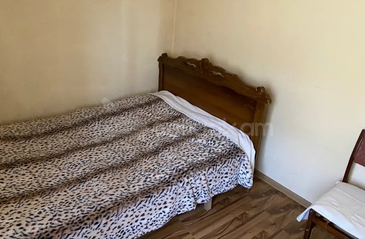 2 Սենյականոց Բնակարան Քարե Շենքում, 52քմ, 1/1 հարկ, Նորմալ Վիճակում, Կահավորված, Արևկող