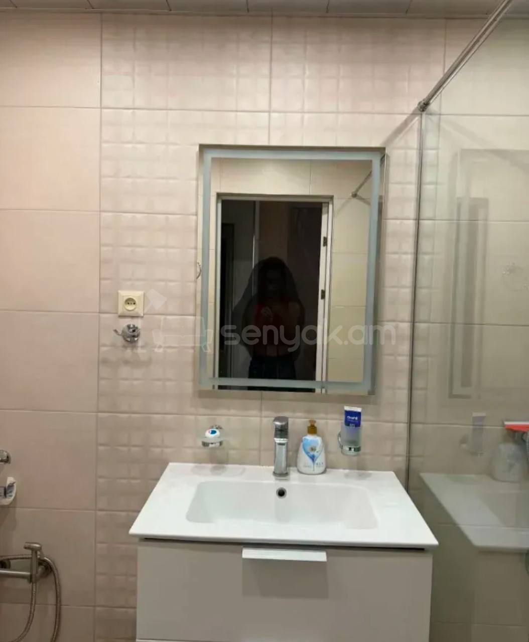 3 Սենյականոց Բնակարան Քարե Շենքում, 77քմ, 2/5 հարկ, Կոսմետիկ Վերանորոգված, Կահավորված