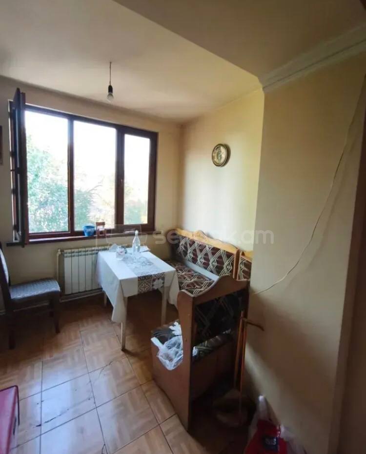 3 Սենյականոց Բնակարան Քարե Շենքում, 77քմ, 4/4 հարկ, Կոսմետիկ Վերանորոգված