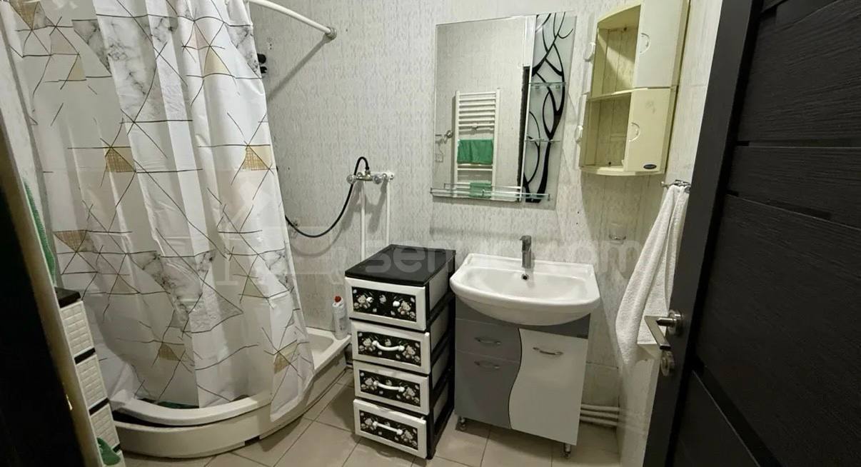 3 Սենյականոց Բնակարան Քարե Շենքում, 90քմ, 1/5 հարկ, Կոսմետիկ Վերանորոգված, Կահավորված