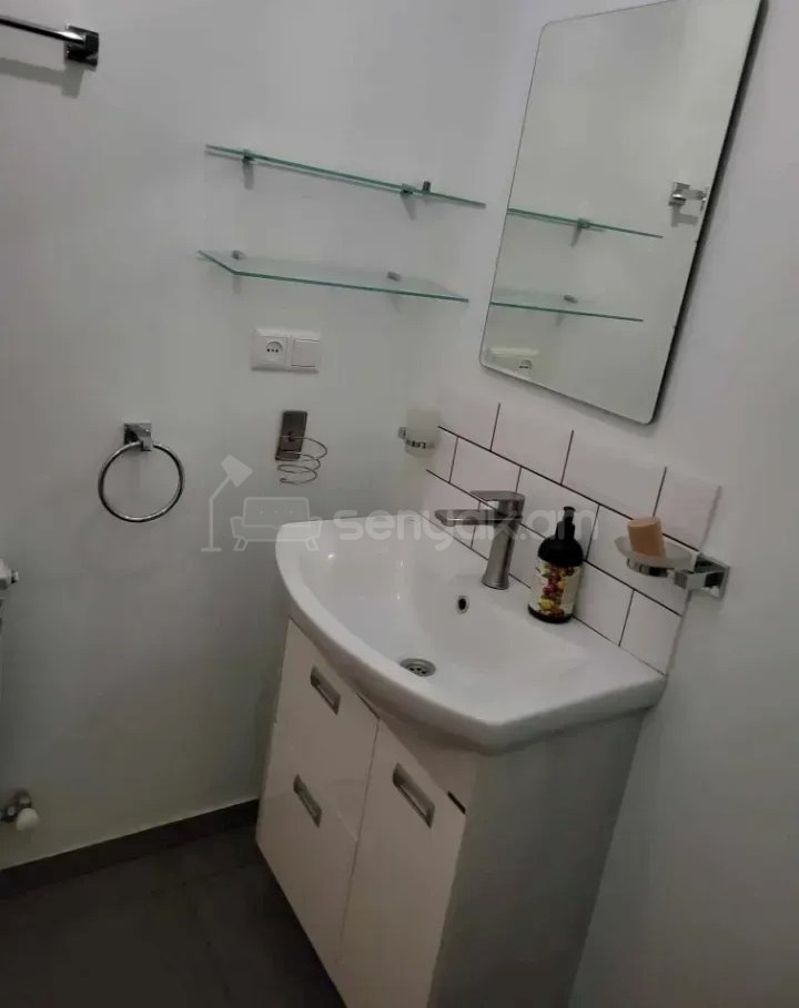 4 Սենյականոց Բնակարան Քարե Շենքում, 93քմ, 6/6 հարկ, Կապիտալ Վերանորոգված