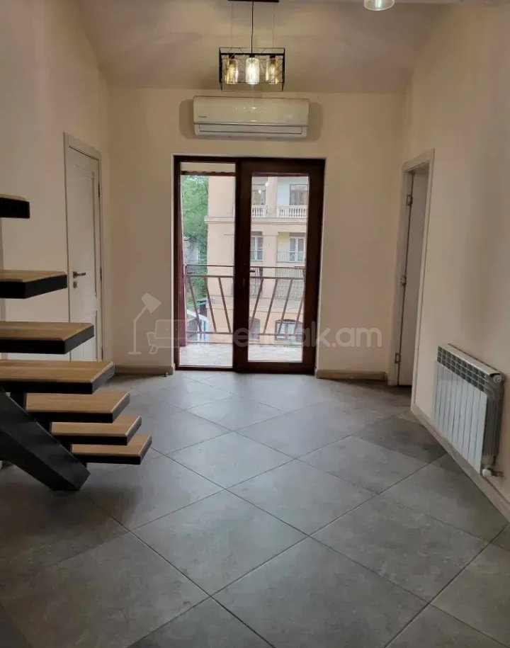 4 Սենյականոց Բնակարան Քարե Շենքում, 93քմ, 6/6 հարկ, Կապիտալ Վերանորոգված