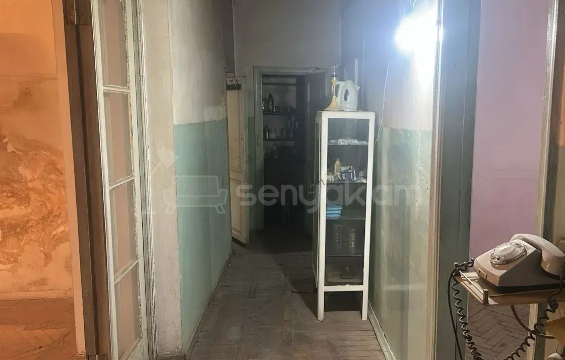 3 Սենյականոց Բնակարան Քարե Շենքում, 90քմ, 1/5 հարկ, Պետական Վիճակում