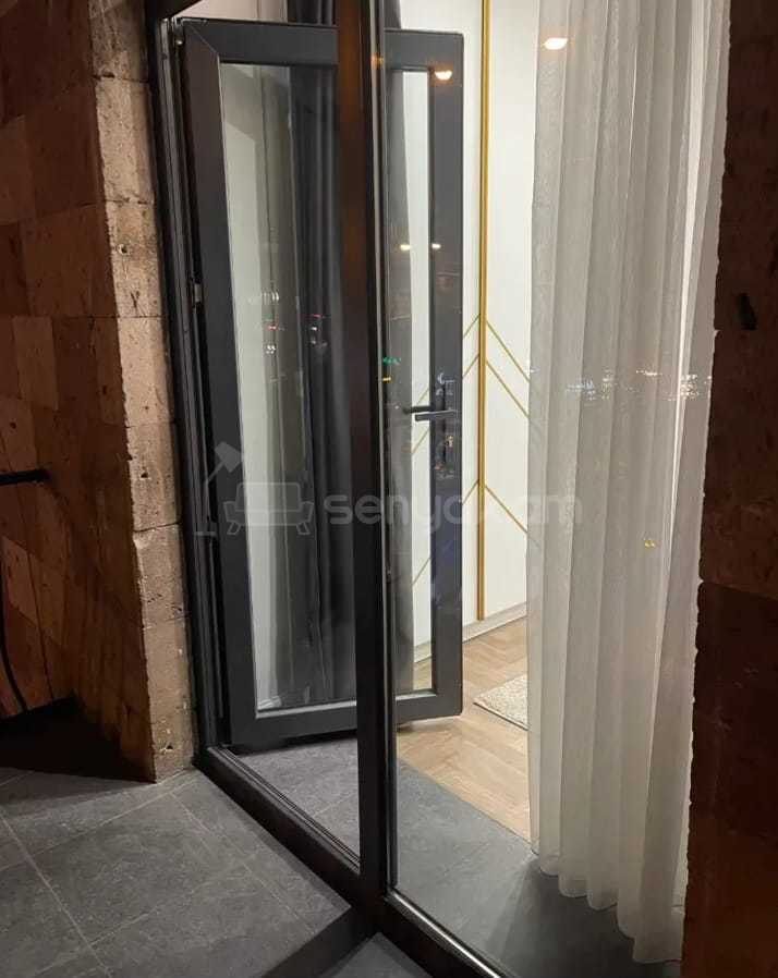 2 Սենյականոց Բնակարան Քարե Շենքում, 40քմ, 2/5 հարկ, Դիզայներական Վերանորոգված