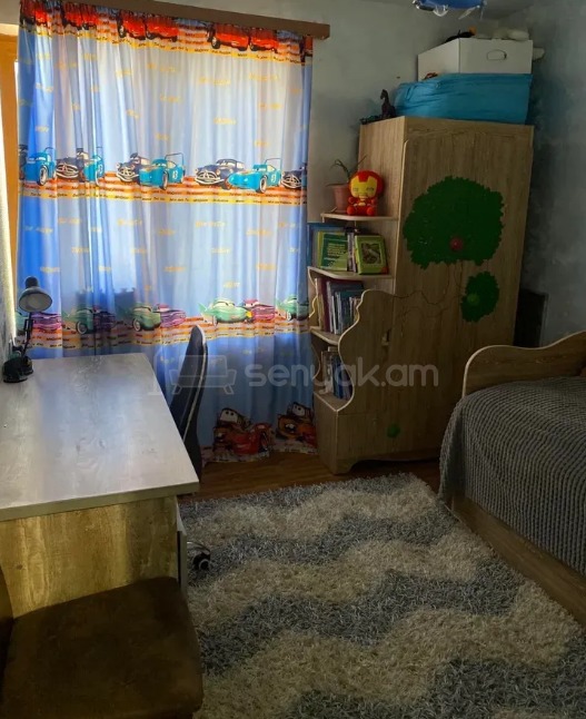 4 Սենյականոց Բնակարան Քարե Շենքում, 90քմ, 5/5 հարկ, Կապիտալ Վերանորոգված