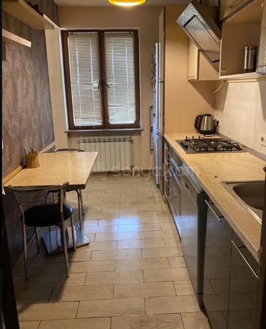 4 Սենյականոց Բնակարան Քարե Շենքում, 90քմ, 5/5 հարկ, Կապիտալ Վերանորոգված