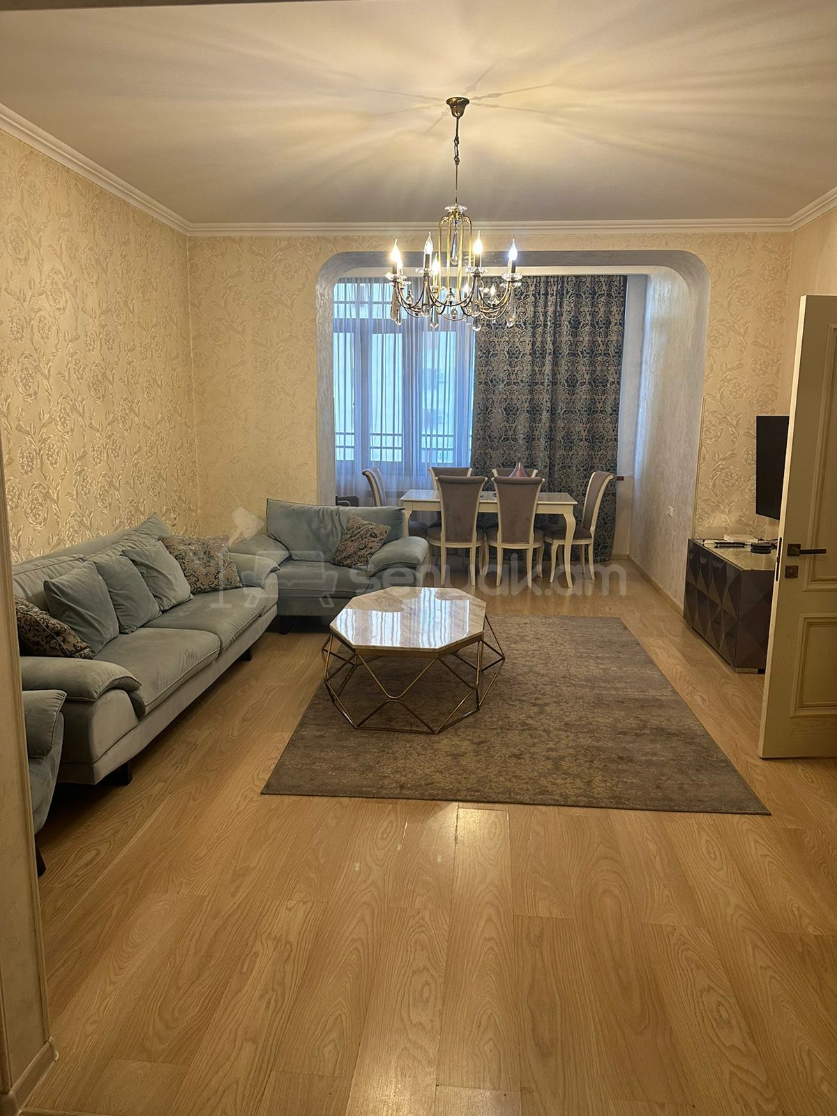 3 Սենյականոց Բնակարան Քարե Շենքում, 105քմ, 5/5 հարկ, Կապիտալ Վերանորոգված