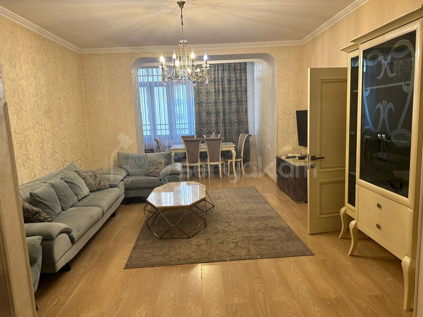 3 Սենյականոց Բնակարան Քարե Շենքում, 105քմ, 5/5 հարկ, Կապիտալ Վերանորոգված