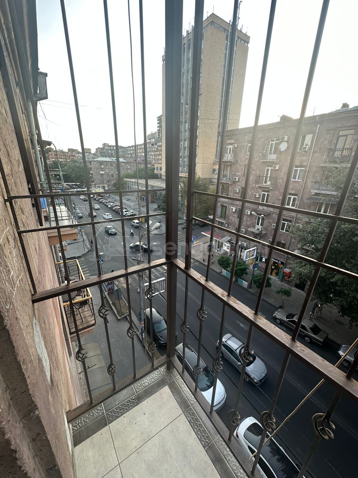 3 Սենյականոց Բնակարան Քարե Շենքում, 105քմ, 5/5 հարկ, Կապիտալ Վերանորոգված