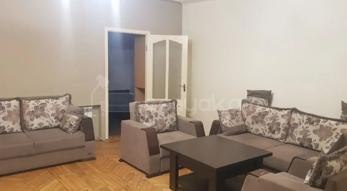 3 Սենյականոց Բնակարան Քարե Շենքում, 82քմ, 5/5 հարկ, Կապիտալ Վերանորոգված, Կահավորված