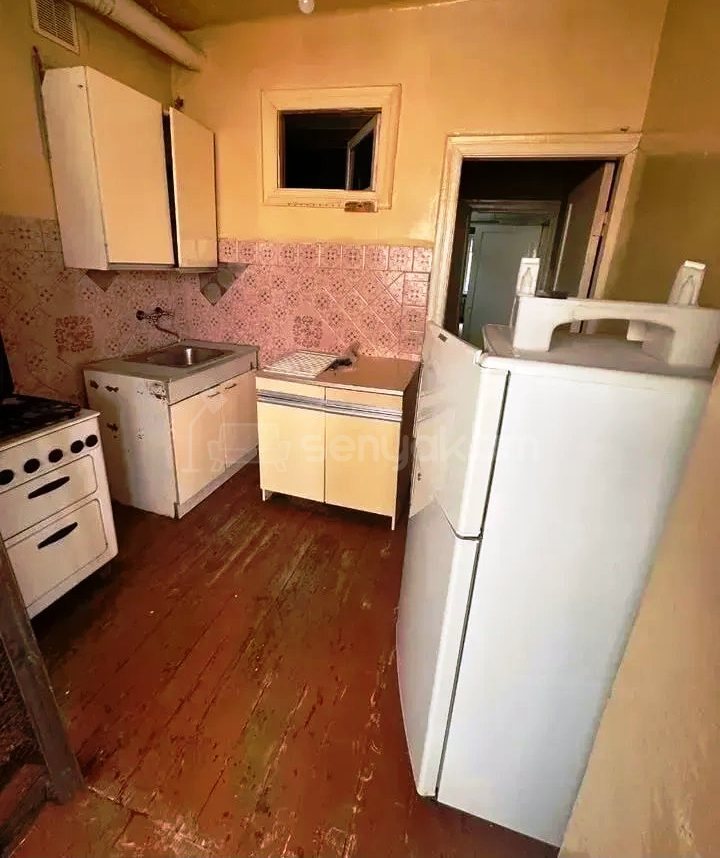 3 Սենյականոց Բնակարան Քարե Շենքում, 75քմ, 2/5 հարկ, Նորմալ Վիճակում