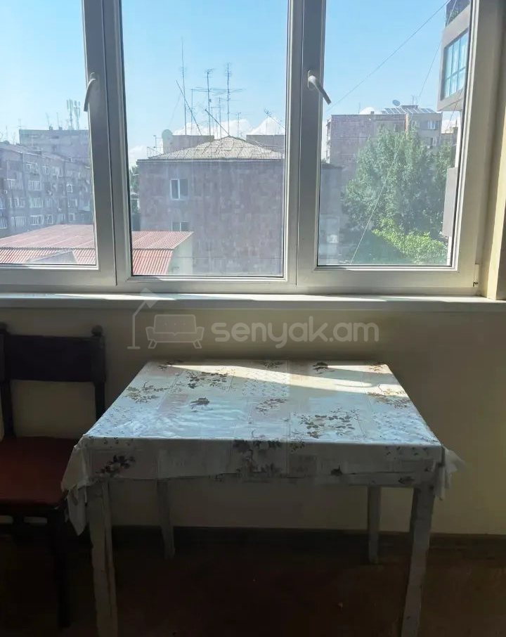 3 Սենյականոց Բնակարան Քարե Շենքում, 67քմ, 4/5 հարկ, Նորմալ Վիճակում