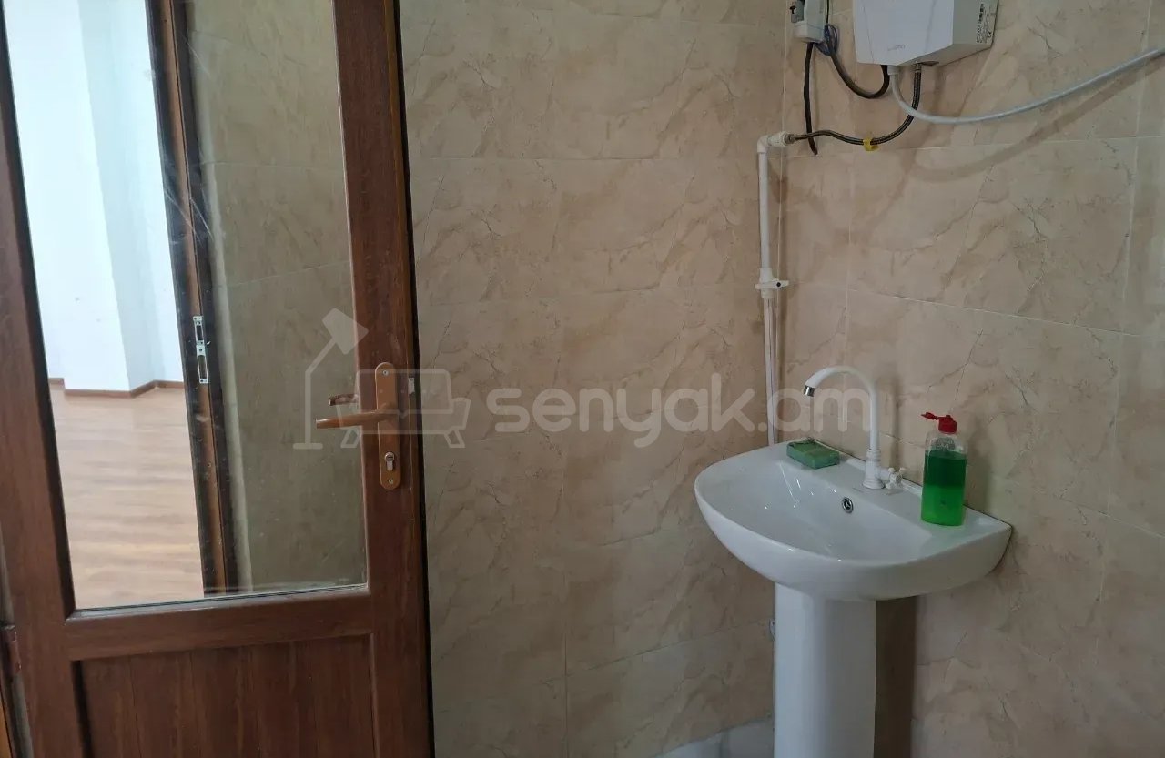 2 Սենյականոց Բնակարան Քարե Շենքում, 40քմ, 1/1 հարկ, Նորմալ Վիճակում, Կահավորված