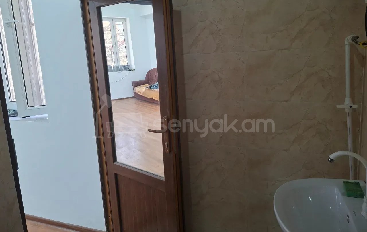 2 Սենյականոց Բնակարան Քարե Շենքում, 40քմ, 1/1 հարկ, Նորմալ Վիճակում, Կահավորված