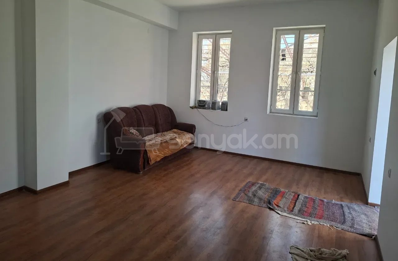 2 Սենյականոց Բնակարան Քարե Շենքում, 40քմ, 1/1 հարկ, Նորմալ Վիճակում, Կահավորված