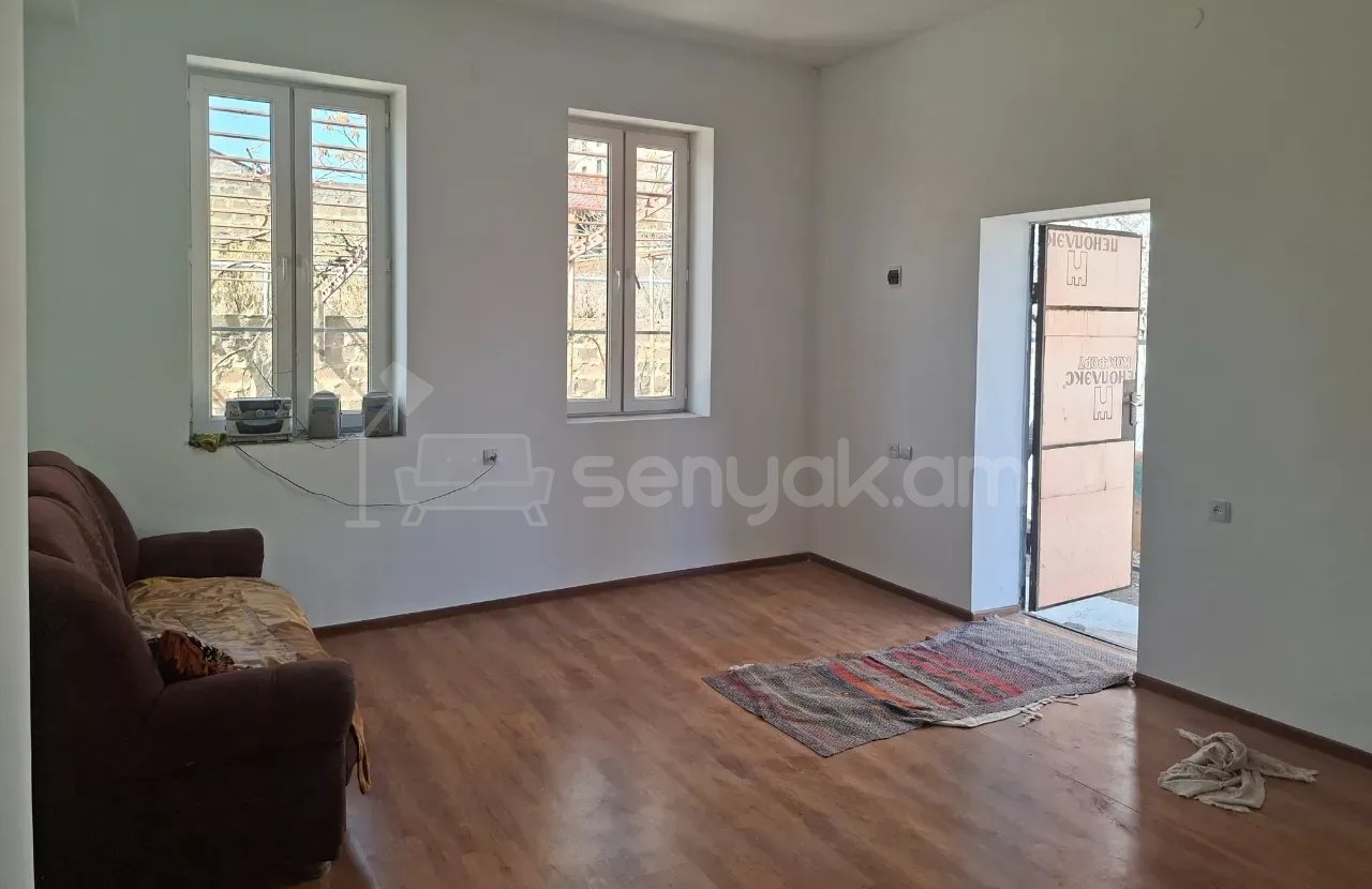2 Սենյականոց Բնակարան Քարե Շենքում, 40քմ, 1/1 հարկ, Նորմալ Վիճակում, Կահավորված