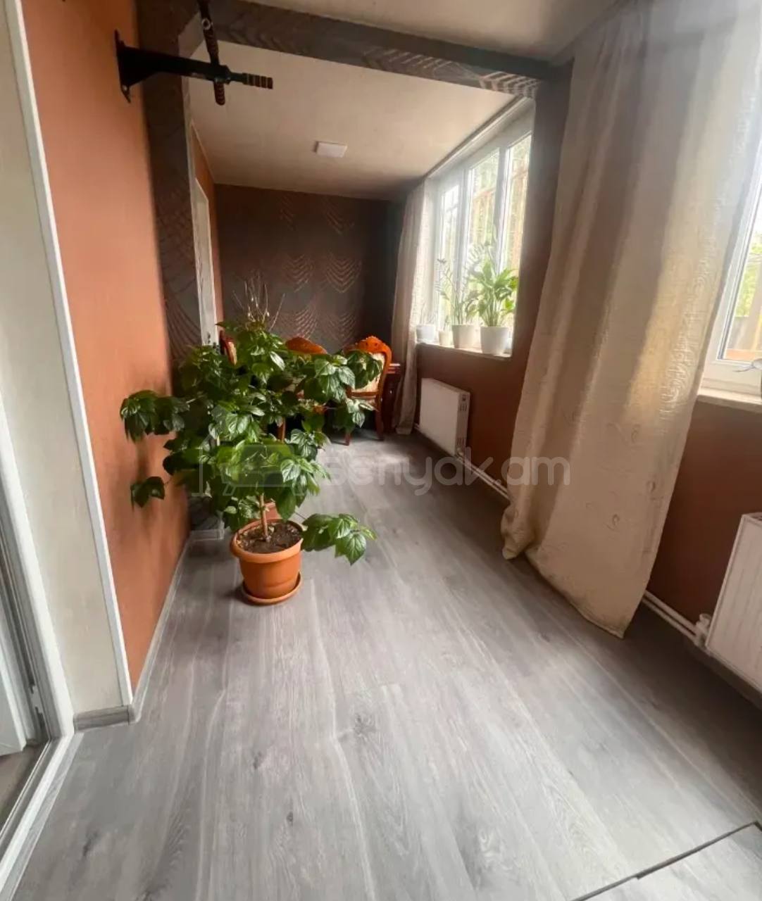3 Սենյականոց Բնակարան Քարե Շենքում, 82քմ, 1/4 հարկ, Կապիտալ Վերանորոգված
