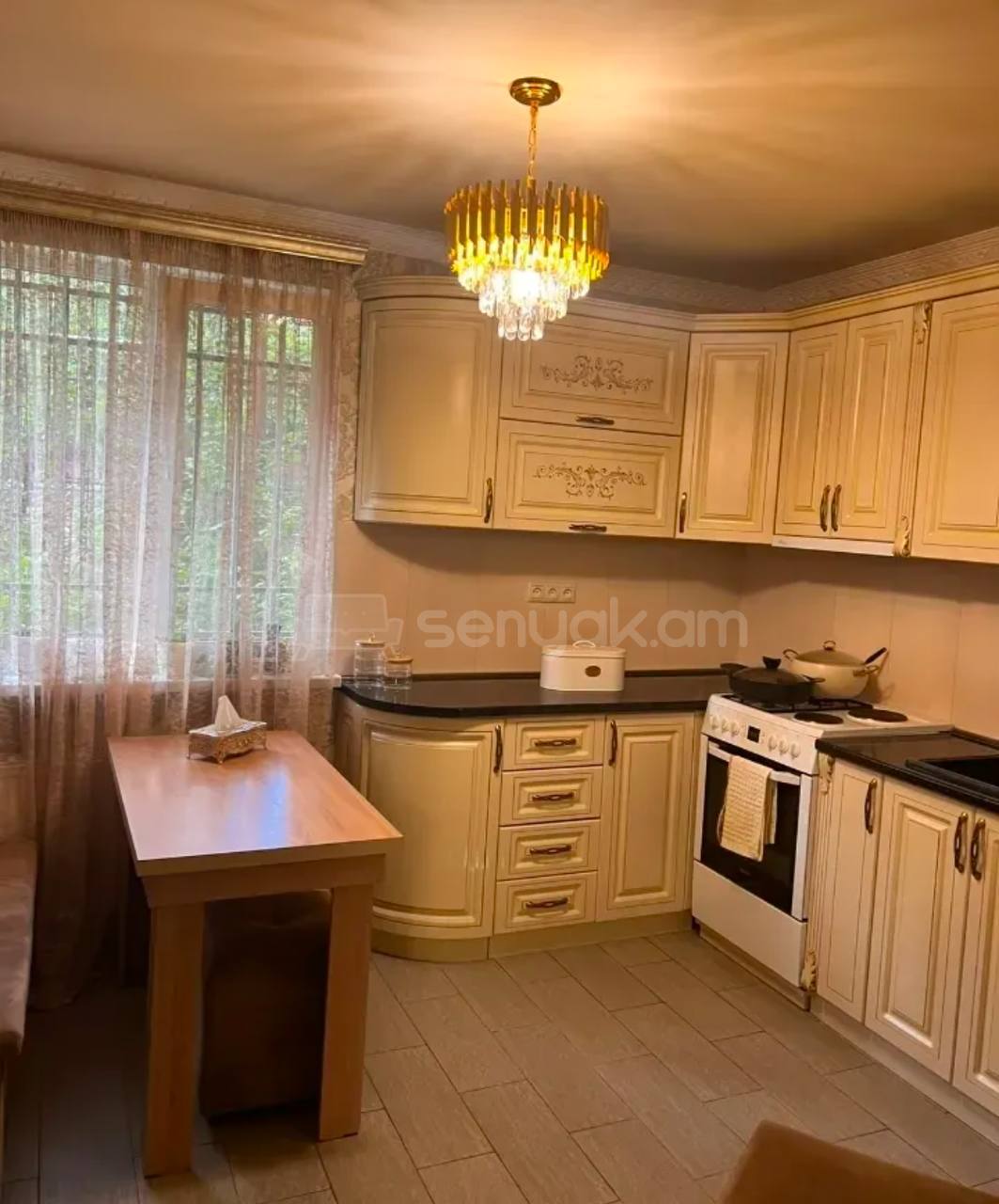 3 Սենյականոց Բնակարան Քարե Շենքում, 82քմ, 1/4 հարկ, Կապիտալ Վերանորոգված