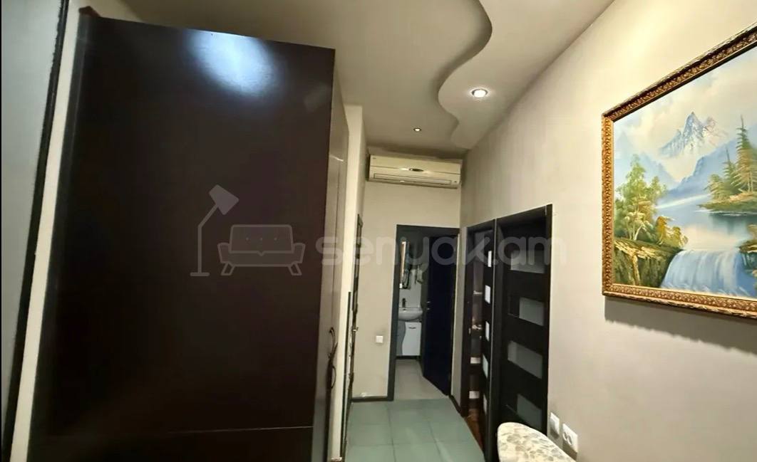 3 Սենյականոց Բնակարան Քարե Շենքում, 90քմ, 1/5 հարկ, Նորմալ Վիճակում, Կահավորված, Արևկող