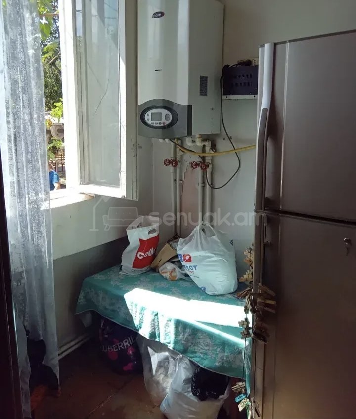 2 Սենյականոց Բնակարան Քարե Շենքում, 46քմ, 3/5 հարկ, Նորմալ Վիճակում, Կահավորված, Արևկող