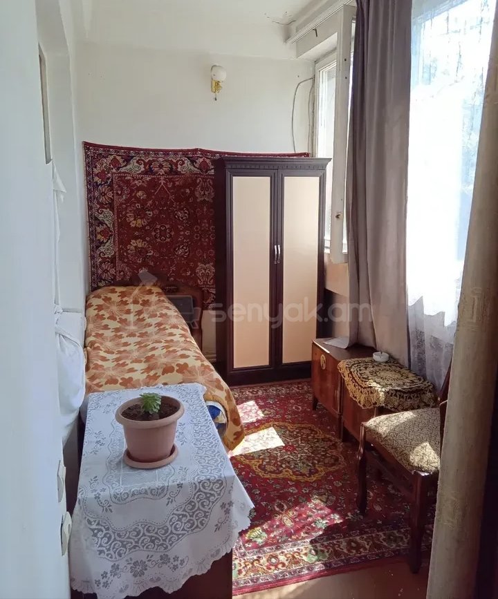 2 Սենյականոց Բնակարան Քարե Շենքում, 46քմ, 3/5 հարկ, Նորմալ Վիճակում, Կահավորված, Արևկող