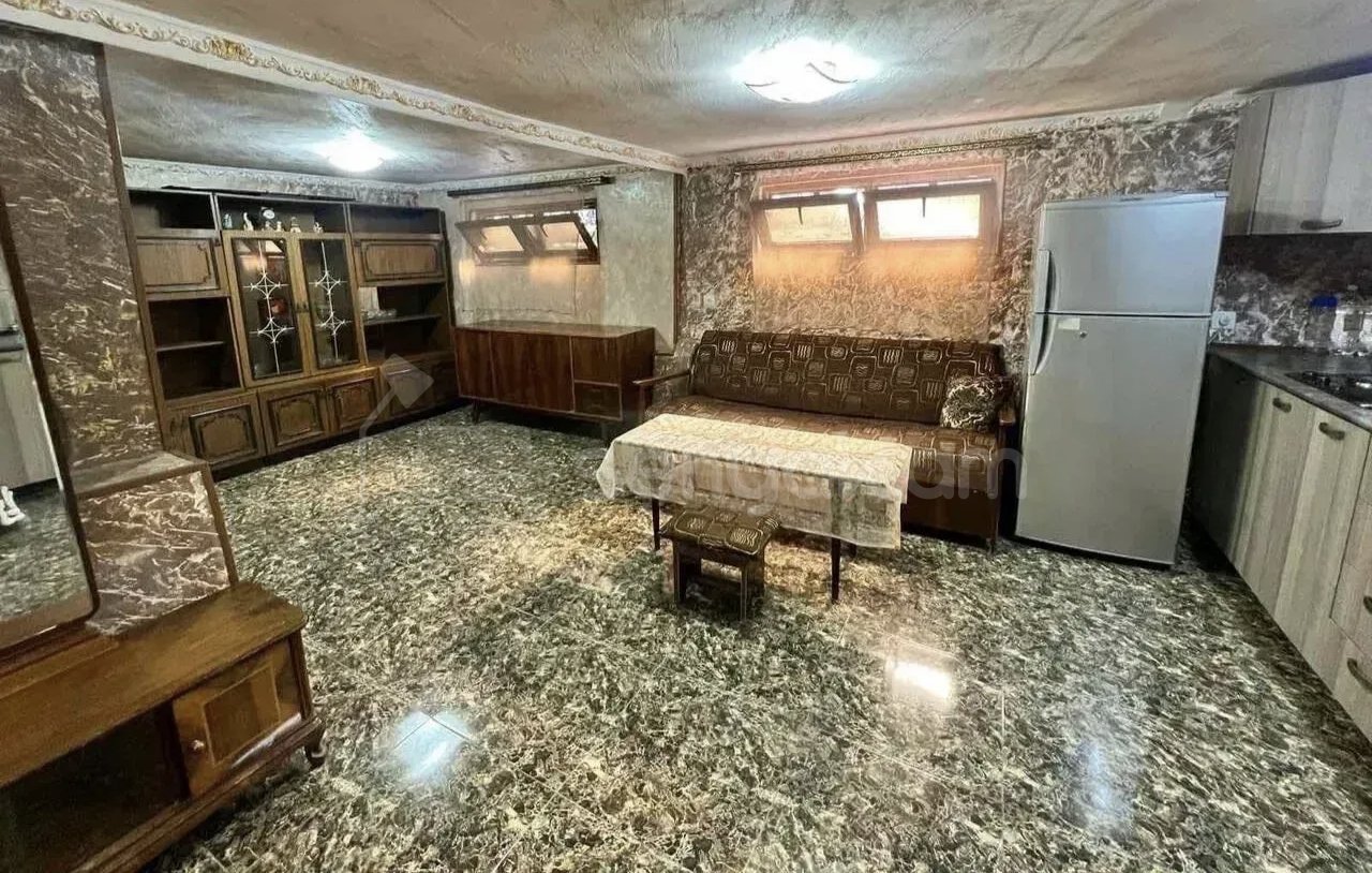 1 Սենյականոց Բնակարան Քարե Շենքում, 40քմ, 1/1 հարկ, Նորմալ Վիճակում, Կահավորված