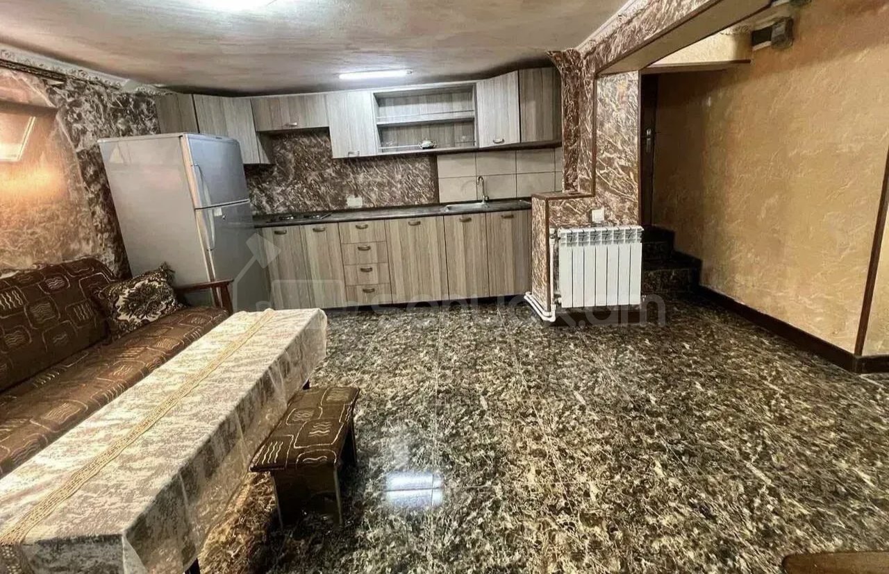 1 Սենյականոց Բնակարան Քարե Շենքում, 40քմ, 1/1 հարկ, Նորմալ Վիճակում, Կահավորված