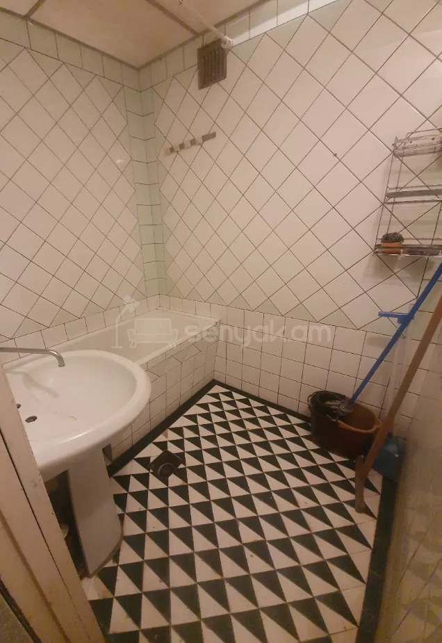 2 Սենյականոց Բնակարան Քարե Շենքում, 63քմ, 1/5 հարկ, Նորմալ Վիճակում