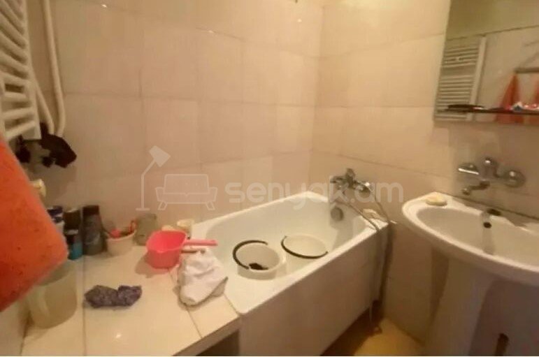 3 Սենյականոց Բնակարան Քարե Շենքում, 65քմ, 1/5 հարկ, Նորմալ Վիճակում