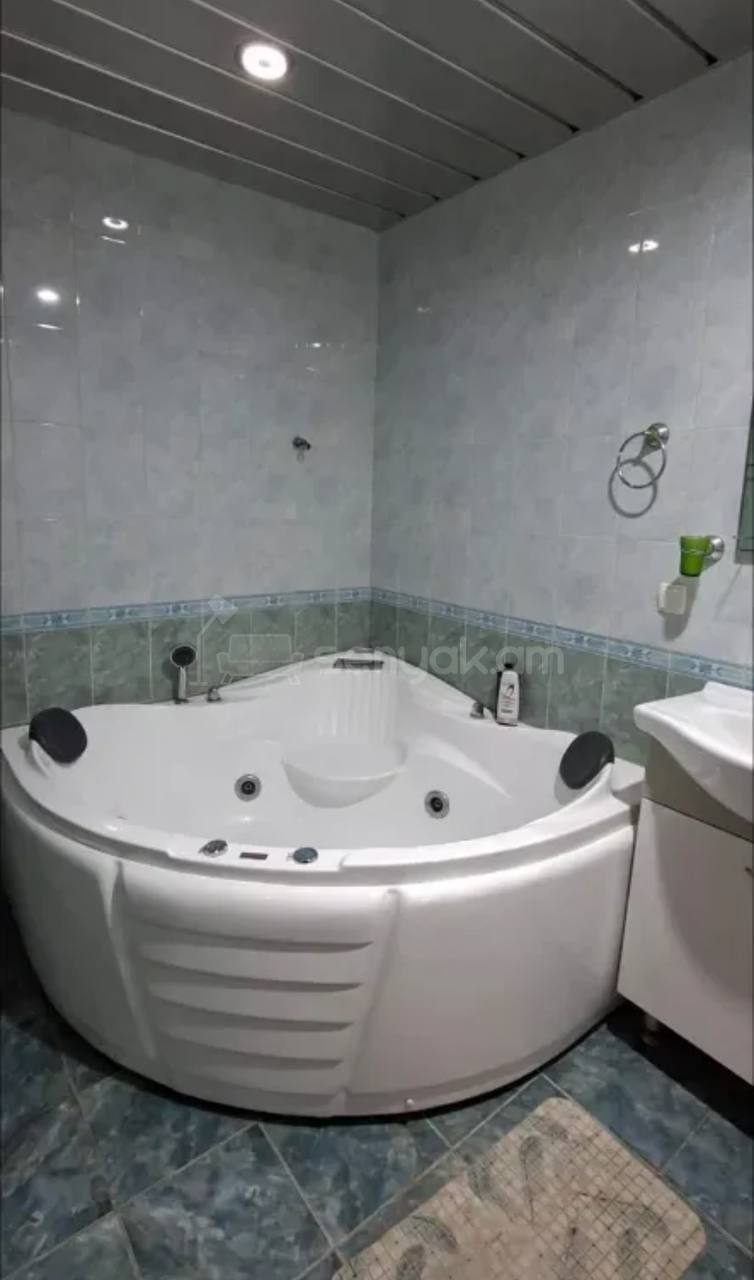 3 Սենյականոց Բնակարան Քարե Շենքում, 80քմ, 2/5 հարկ, Կոսմետիկ Վերանորոգված, Կահավորված