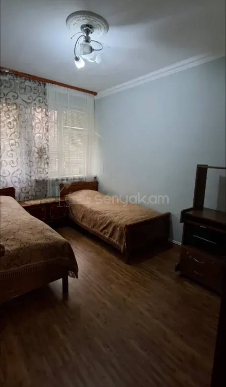 3 Սենյականոց Բնակարան Քարե Շենքում, 80քմ, 2/5 հարկ, Կոսմետիկ Վերանորոգված, Կահավորված
