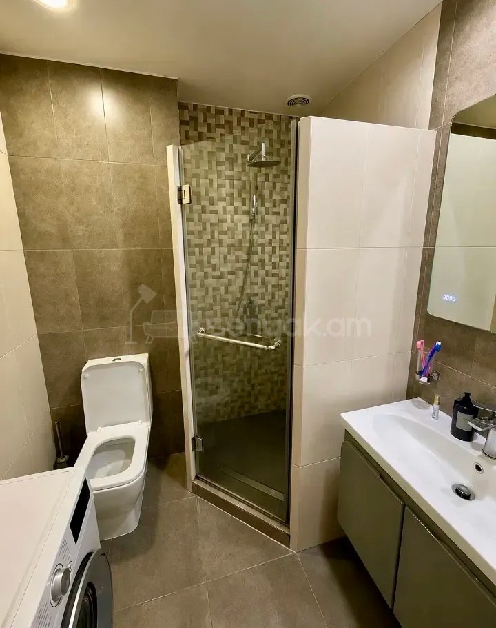 3 Սենյականոց Բնակարան Քարե Շենքում, 83քմ, 2/5 հարկ, Կապիտալ Վերանորոգված