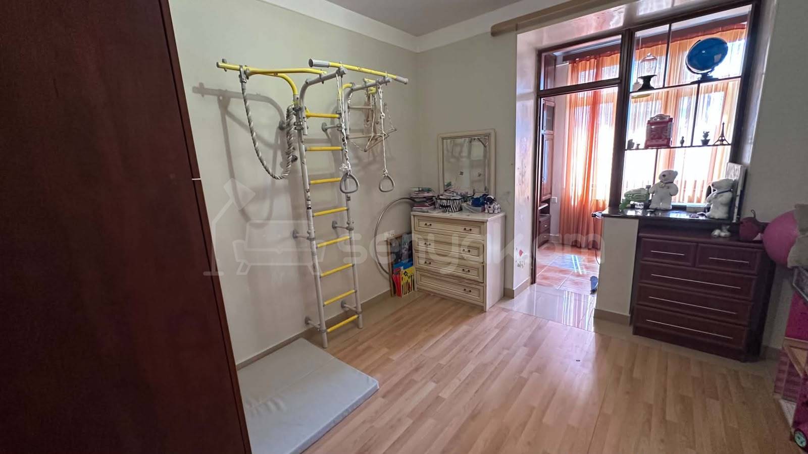 3 Սենյականոց Բնակարան Քարե Շենքում, 108քմ, 4/5 հարկ, Կոսմետիկ Վերանորոգված, Կահավորված, Արևկող