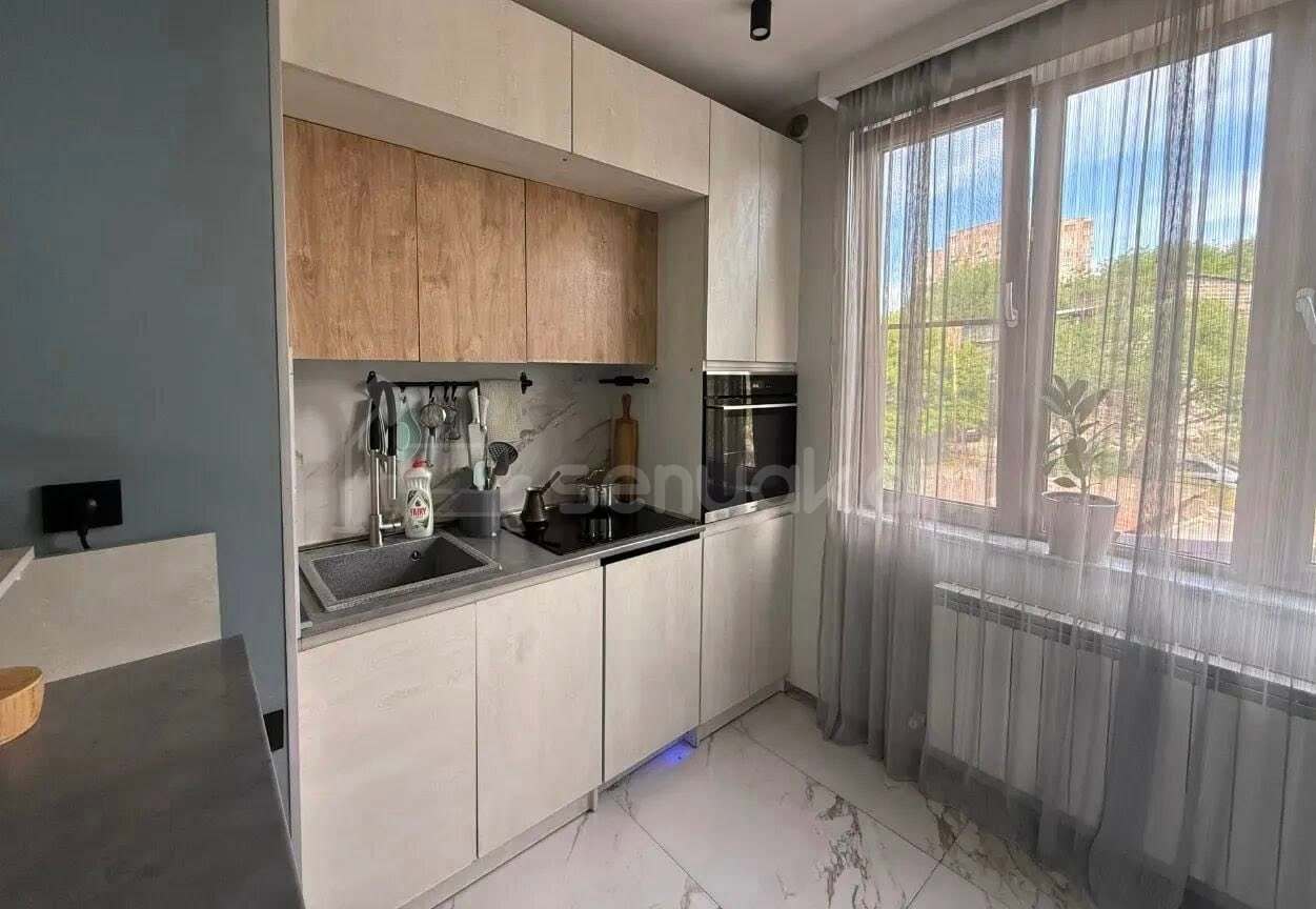 2 Սենյականոց Բնակարան Քարե Շենքում, 42քմ, 4/5 հարկ, Կապիտալ Վերանորոգված