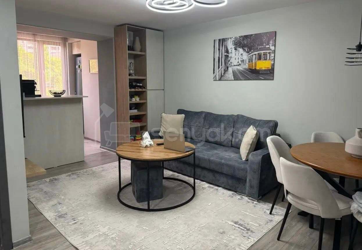 2 Սենյականոց Բնակարան Քարե Շենքում, 42քմ, 4/5 հարկ, Կապիտալ Վերանորոգված