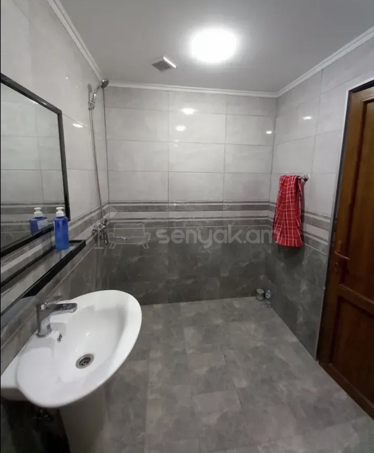 5 Սենյականոց Բնակարան Քարե Շենքում, 110քմ, 1/5 հարկ, Կապիտալ Վերանորոգված, Կահավորված