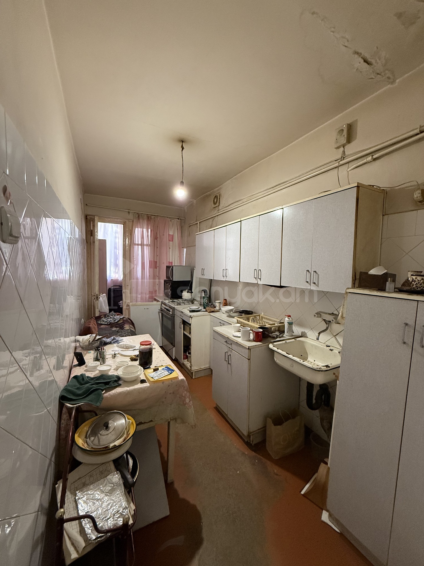 3 Սենյականոց Բնակարան Քարե Շենքում, 74քմ, 3/5 հարկ, Պետական Վիճակում