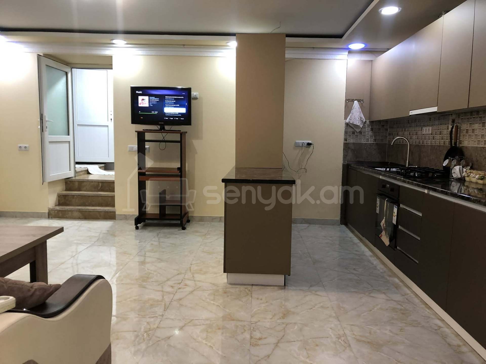 2 Սենյականոց Բնակարան, 78քմ, 1/4 հարկ, Դիզայներական Վերանորոգված, Կահավորված, Արևկող